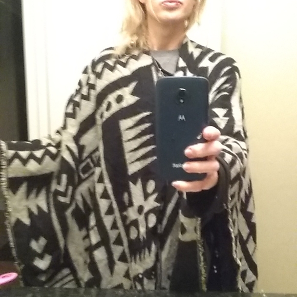 H&M black and cream poncho wrap. One size - Picture 3 of 3